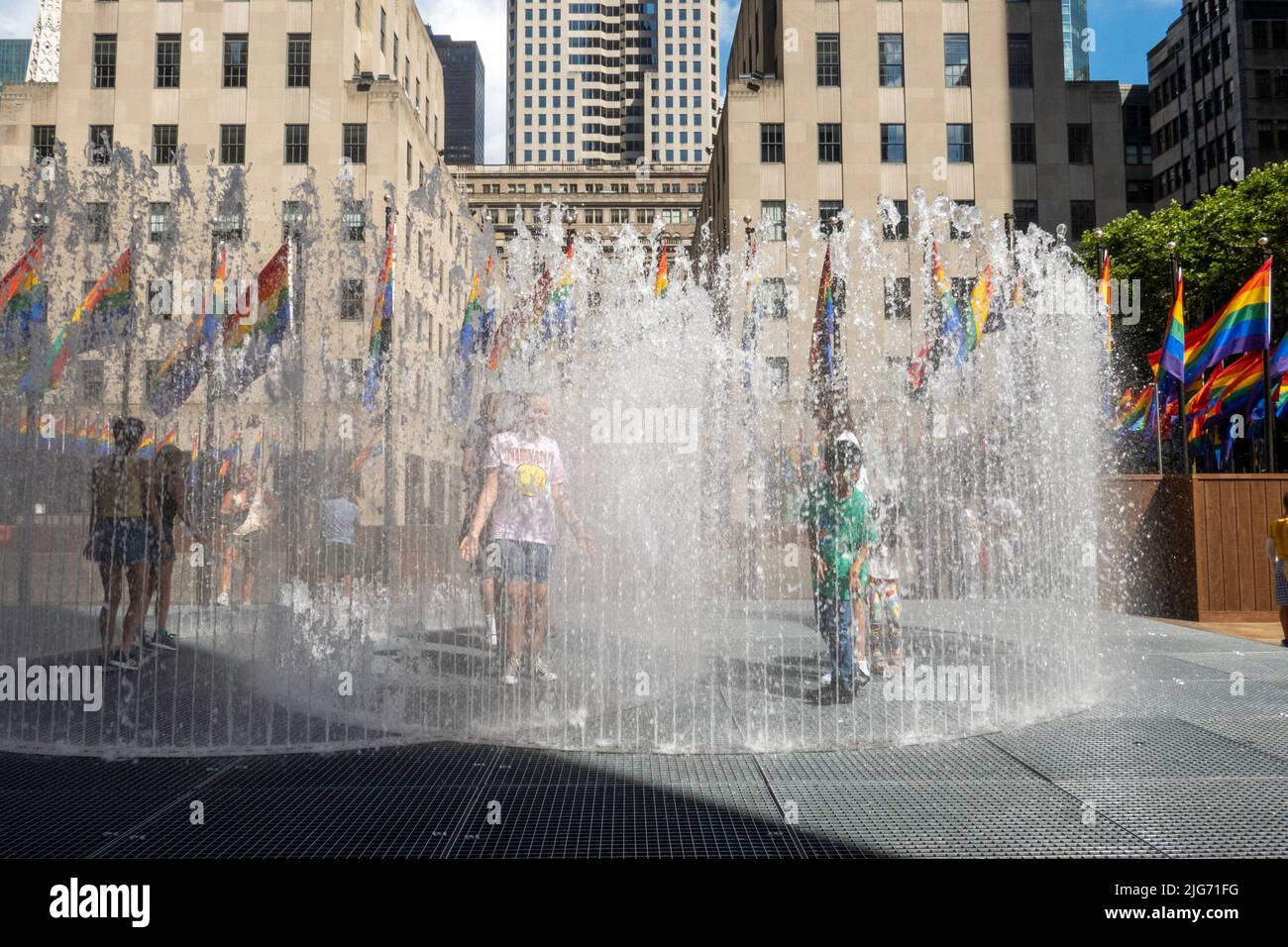 'Changing Spaces' è un'installazione interattiva di arte pubblica di Jeppe Hein sul Rockefeller Center's Center's Center Plaza, New York City, USA 2022 Foto Stock