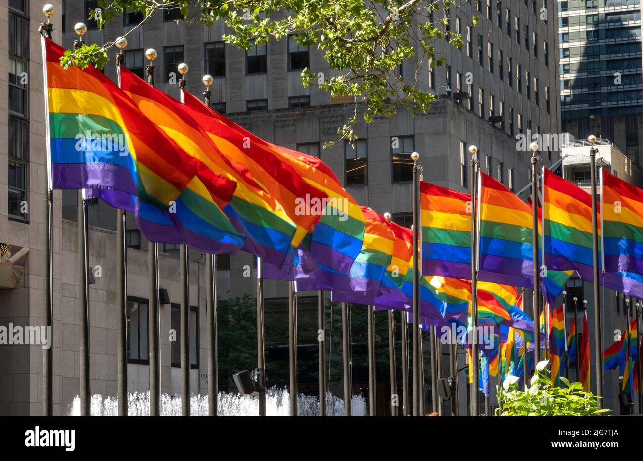 Le bandiere del mese dell'orgoglio circondano il plaza nel Rockefeller Center, New York City, USA, giugno 2022 Foto Stock