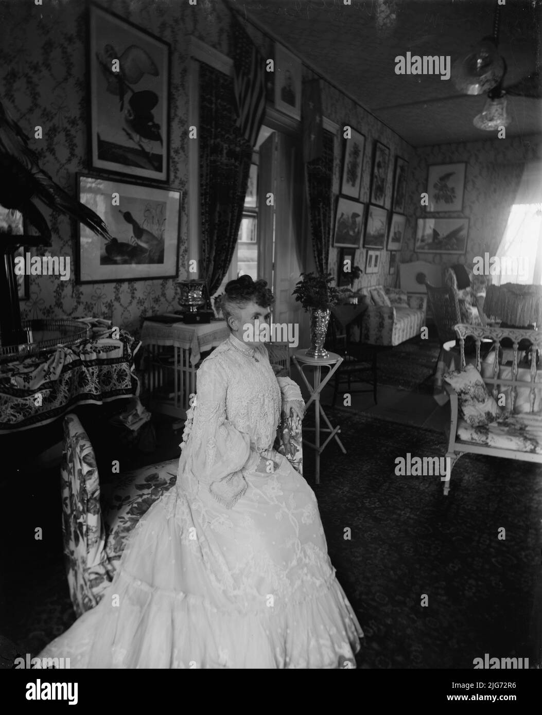 Dewey, moglie di ADM. Seduta in casa presentata dal pubblico, circa 1902, tra il 1890 e il 1910. Foto Stock