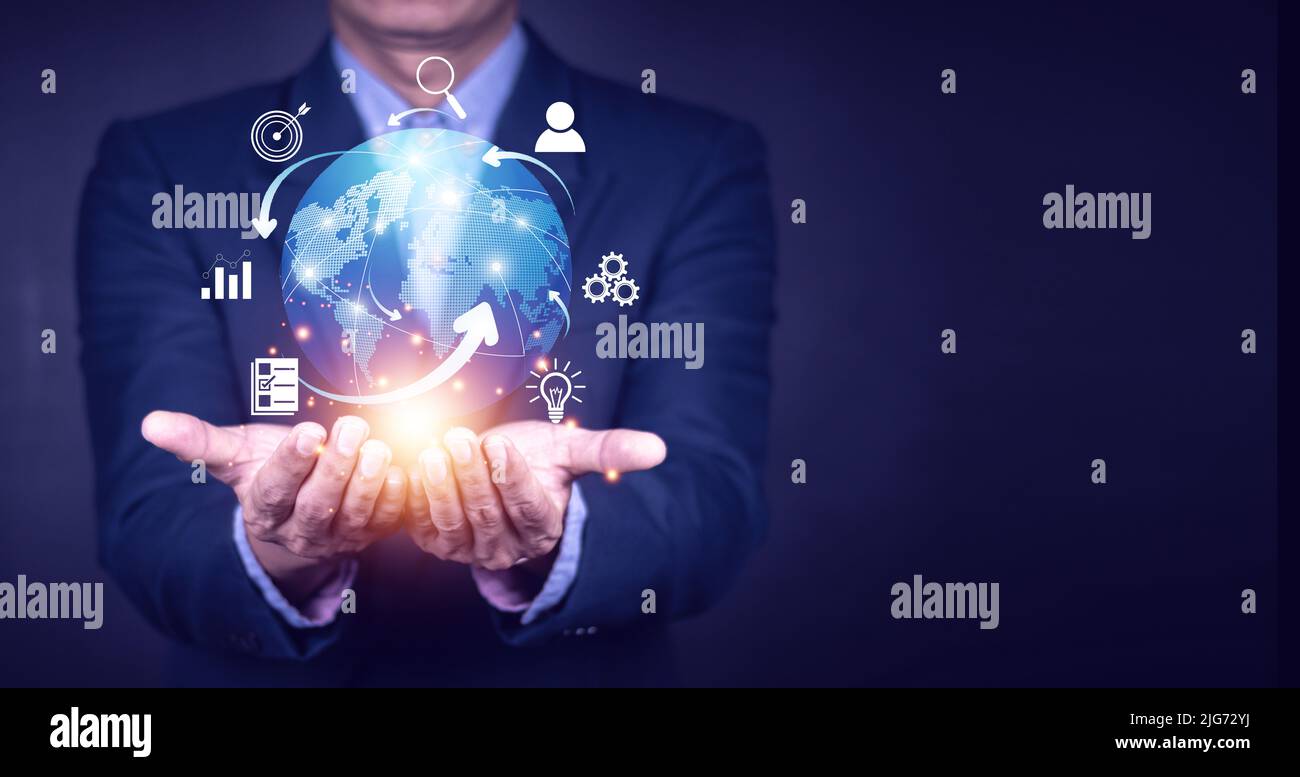 Uomo d'affari che utilizza lo smartphone mobile. Business Global Internet connessione tecnologia e digital marketing, finanziario e bancario, digitale Foto Stock