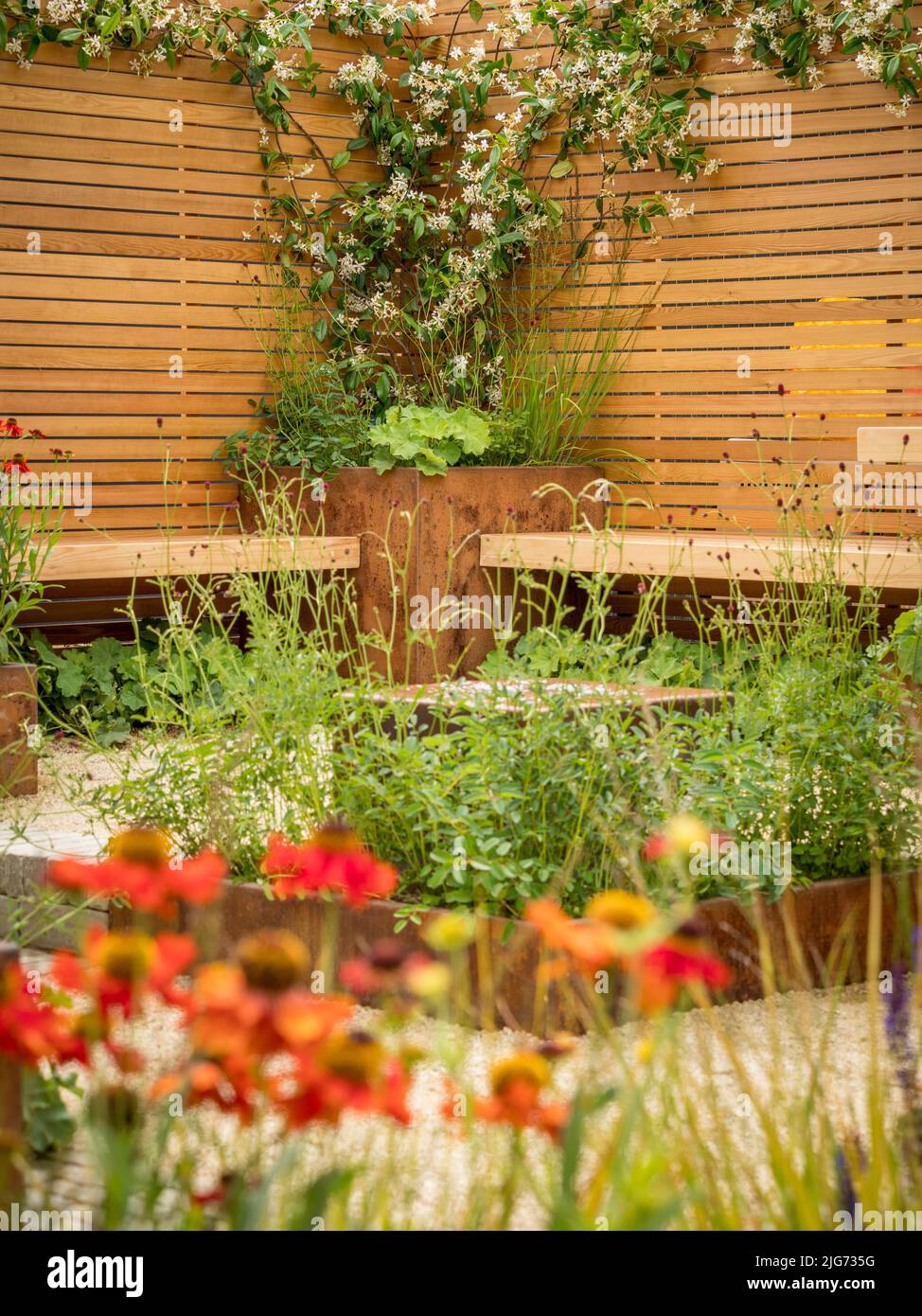 Giardino a vista contemporaneo al festival del giardino di Hampton Court Palace. Londra. REGNO UNITO Foto Stock