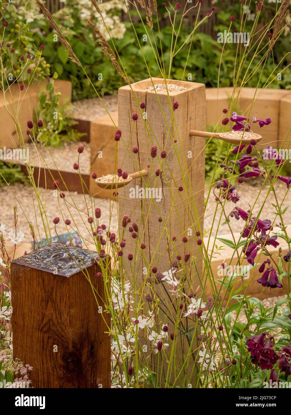Primo piano di un alimentatore di uccelli nel Giardino di legno di cucchiai al festival del giardino di Hampton Court Palace. Londra Foto Stock