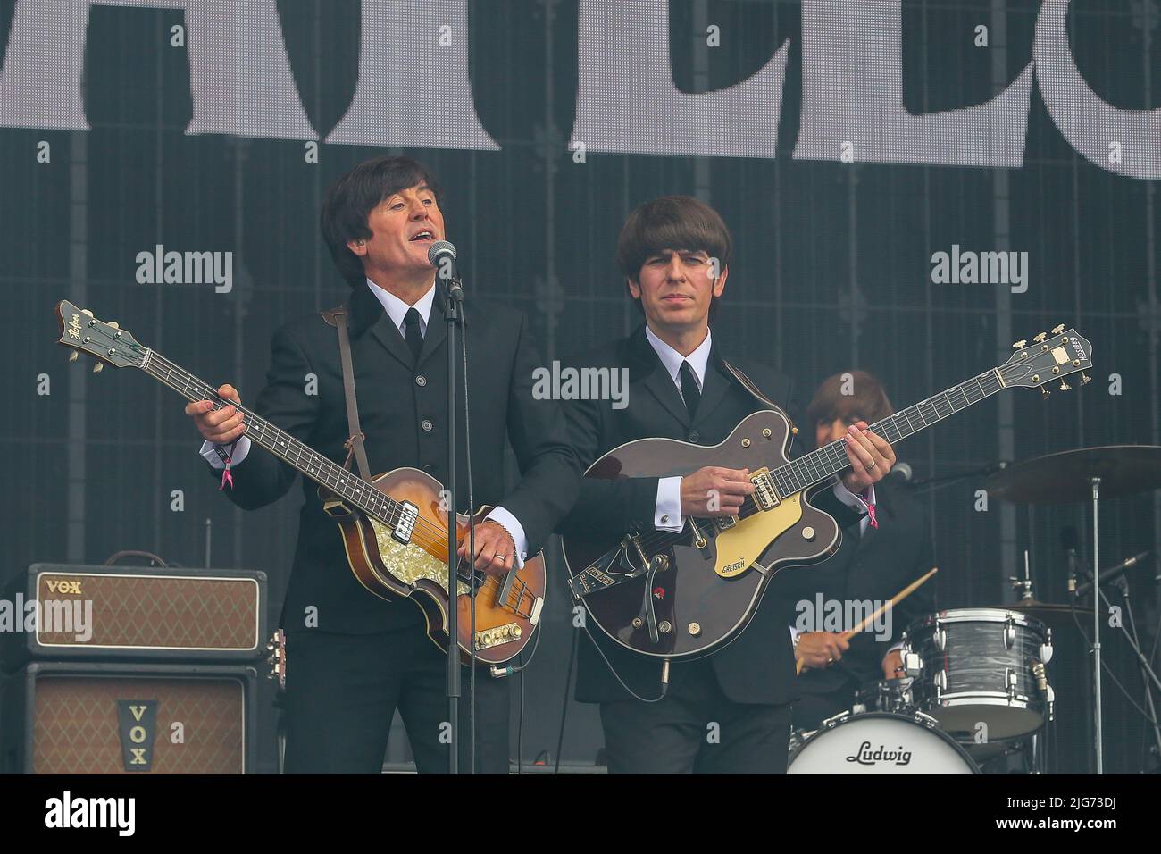 Glasgow, Regno Unito. 08th luglio 2022. Il festival musicale TRNSMT di Glasgow Green, Glasgow, Scozia, UK è stato ufficialmente iniziato dalla band tribute "The Bootleg Beatles" che ha suonato una selezione di famosi successi dei Beatles. Il festival si tiene oltre 3 giorni e si prevede che sarà un sell out con migliaia di appassionati di musica che partecipano ogni giorno. Credit: Findlay/Alamy Live News Foto Stock