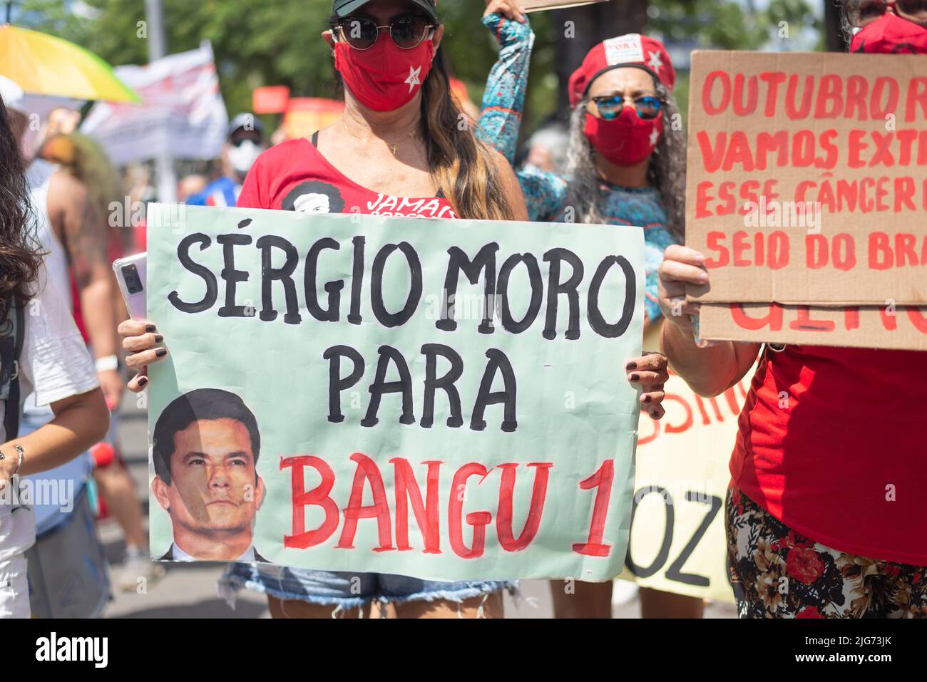 Salvador, Bahia, Brasile - 02 ottobre 2021: Le persone che protestano con striscioni, manifesti e urla all'evento contro il governo del Presidente Bolso Foto Stock