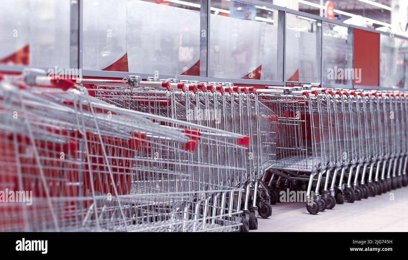 stack di carrelli per lo shopping al supermercato Foto Stock
