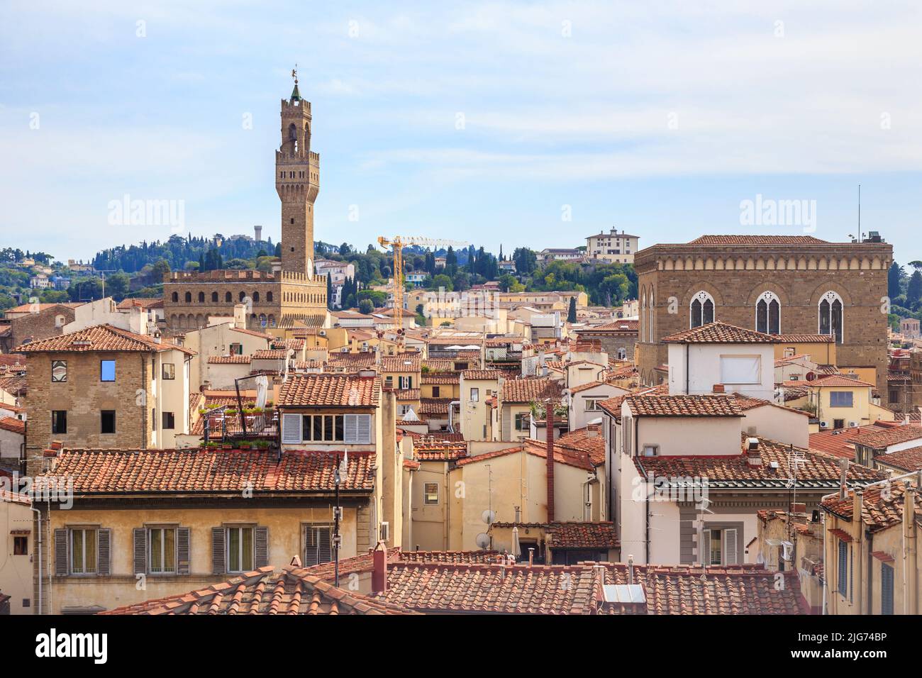 FIRENZE, ITALIA - 12 SETTEMBRE 2018: Questa è la Torre Arnolfo del Palazzo Vecchio sopra i tetti della città vecchia. Foto Stock