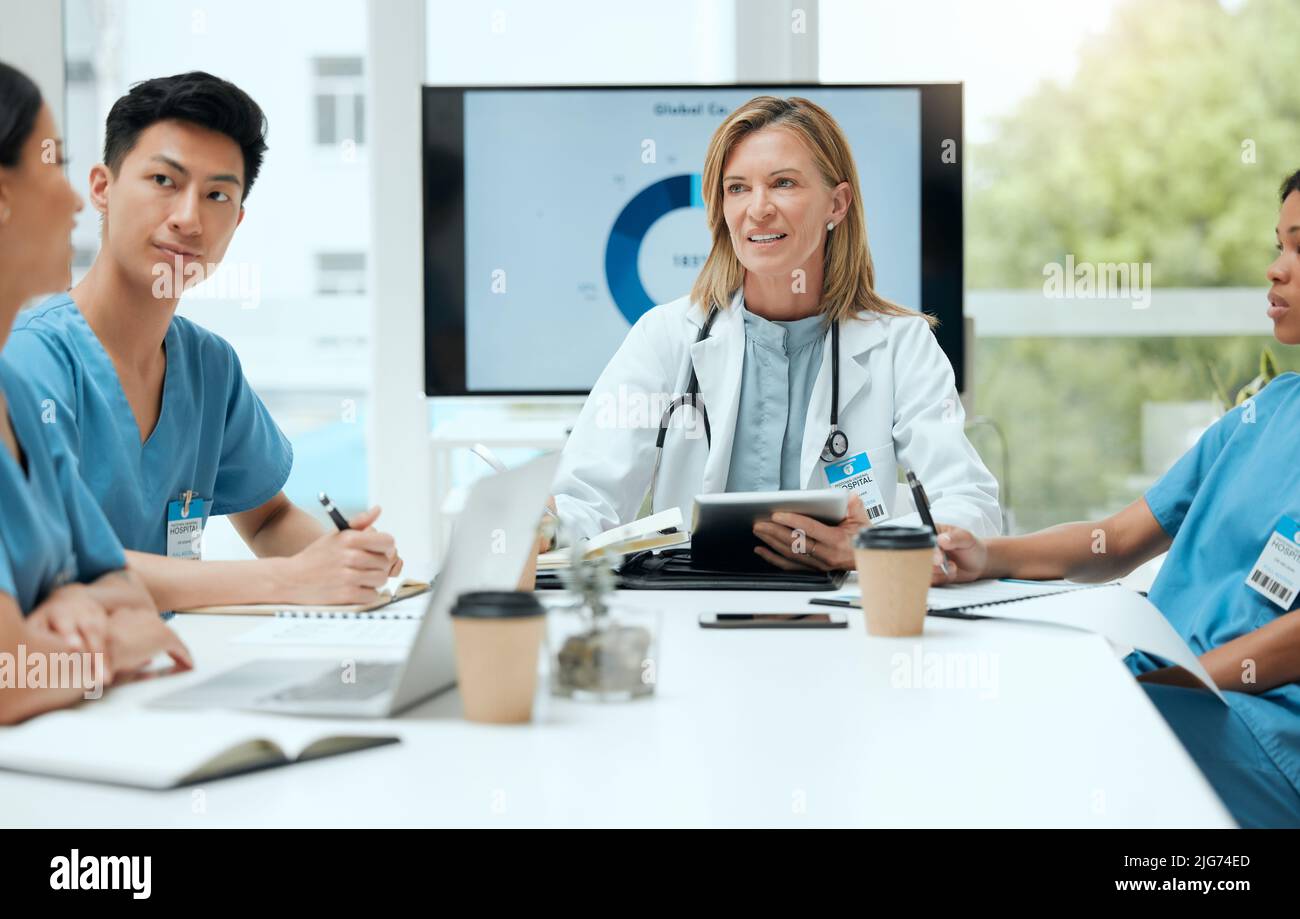 Come è stata la vostra esperienza. Shot di un gruppo di medici in una riunione in un ospedale. Foto Stock