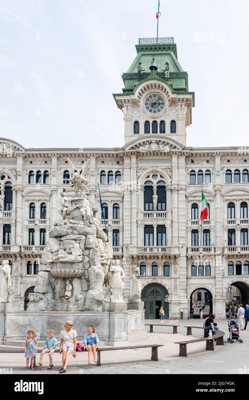 Palazzo del Municipio di Trieste e Fontana dei quattro continenti, Piazza unita d'Italia, Trieste, Regione Friuli Venezia Giulia, Italia Foto Stock