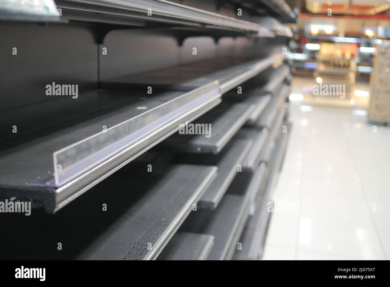 Scaffali vuoti per supermercati, fuoco selettivo Foto Stock