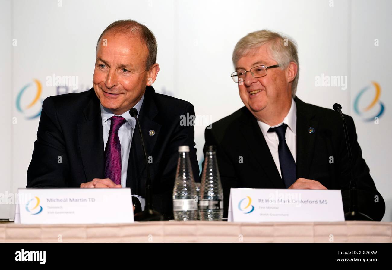 Taoiseach Michael Martin (a sinistra) e primo ministro del Galles Mark Drakeford durante una conferenza stampa a seguito di un vertice del Consiglio britannico-irlandese (BIC) al St Pierre Park Hotel di Guernsey. Data foto: Venerdì 8 luglio 2022. Foto Stock