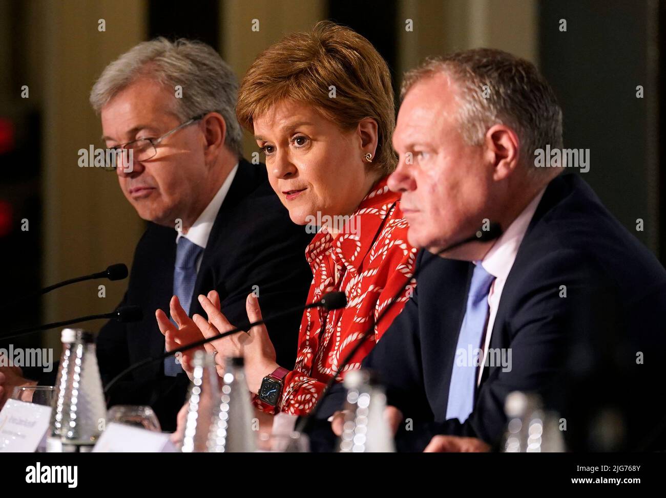 Da sinistra a destra, il primo ministro di Jersey John le Fondre, il primo ministro scozzese Nicola Sturgeon e il ministro di Stato per l'Irlanda del Nord Conor Burns durante una conferenza stampa a seguito di un vertice del Consiglio britannico-irlandese (BIC) presso il St Pierre Park Hotel di Guernsey. Data foto: Venerdì 8 luglio 2022. Foto Stock