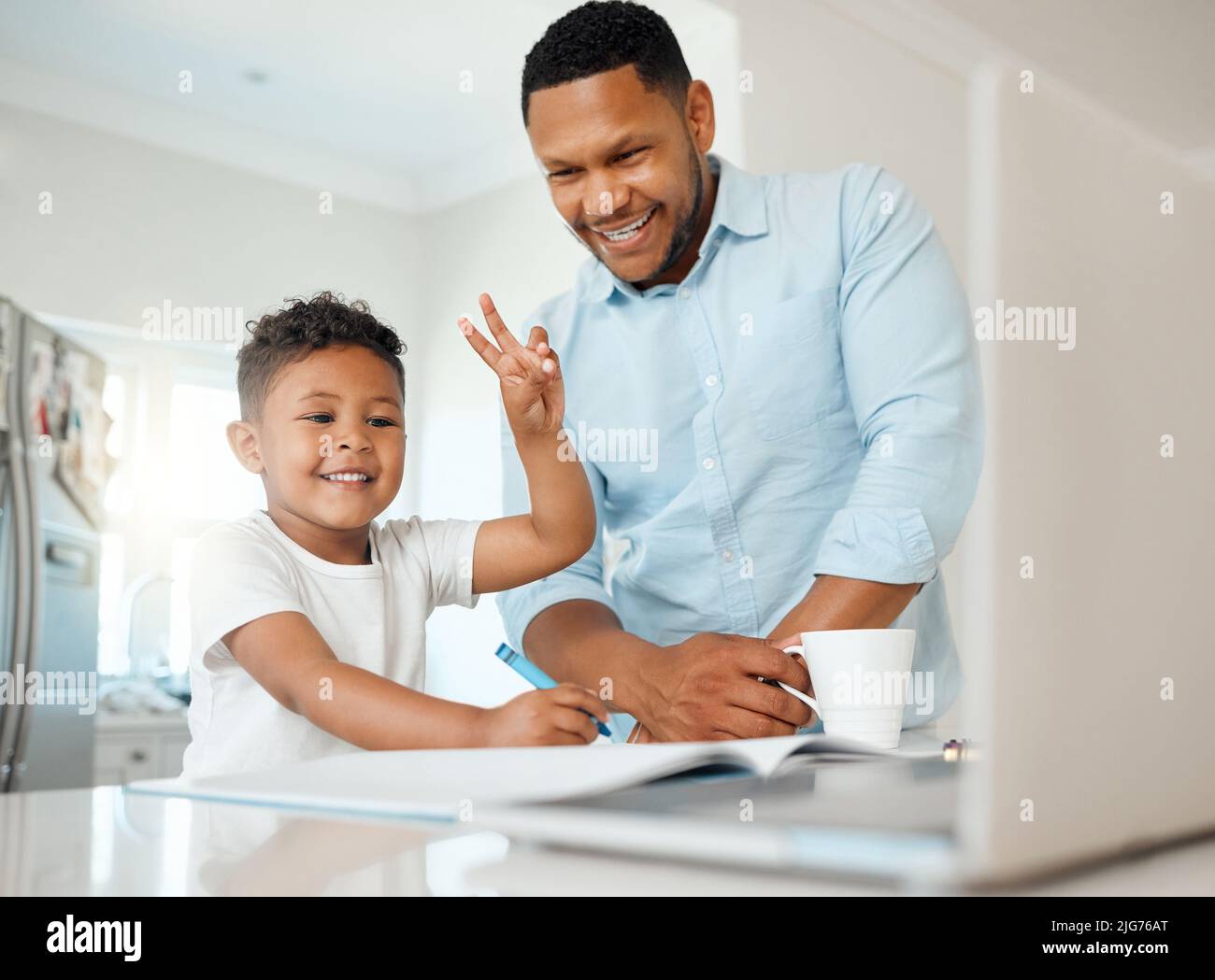 Il nuovo modo di imparare. Fucilato di un padre e di un figlio che fanno i compiti insieme a casa. Foto Stock