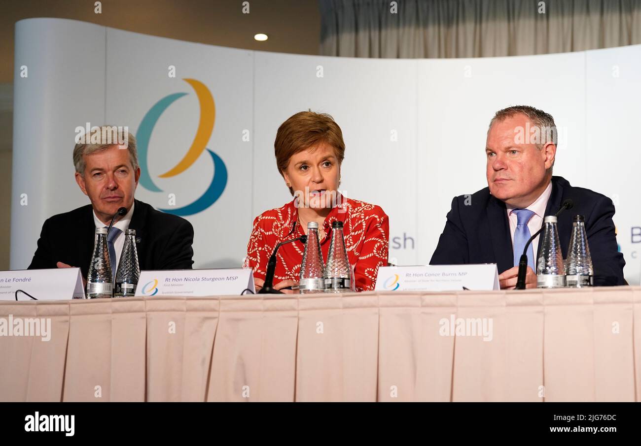 Da sinistra a destra, il primo ministro di Jersey John le Fondre, il primo ministro scozzese Nicola Sturgeon e il ministro di Stato per l'Irlanda del Nord Conor Burns durante una conferenza stampa a seguito di un vertice del Consiglio britannico-irlandese (BIC) presso il St Pierre Park Hotel di Guernsey. Data foto: Venerdì 8 luglio 2022. Foto Stock