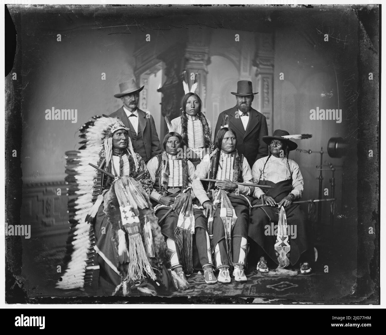 Gruppo di indiani Sioux "Spotted Tail" (foto c.. 1875). In piedi: Joe Merrivale; giovane coda macchiata; Antoine Janis; seduto: Touch-the-Clouds; piccolo uomo grande; Carbone nero; gli ultimi due sono rapoves? Indentificato da George E. Hyde, 4229 Dangler? St., Omaha, Nebraska. [Antoine Janis era un commerciante di pellicce francese-americano]. Foto Stock