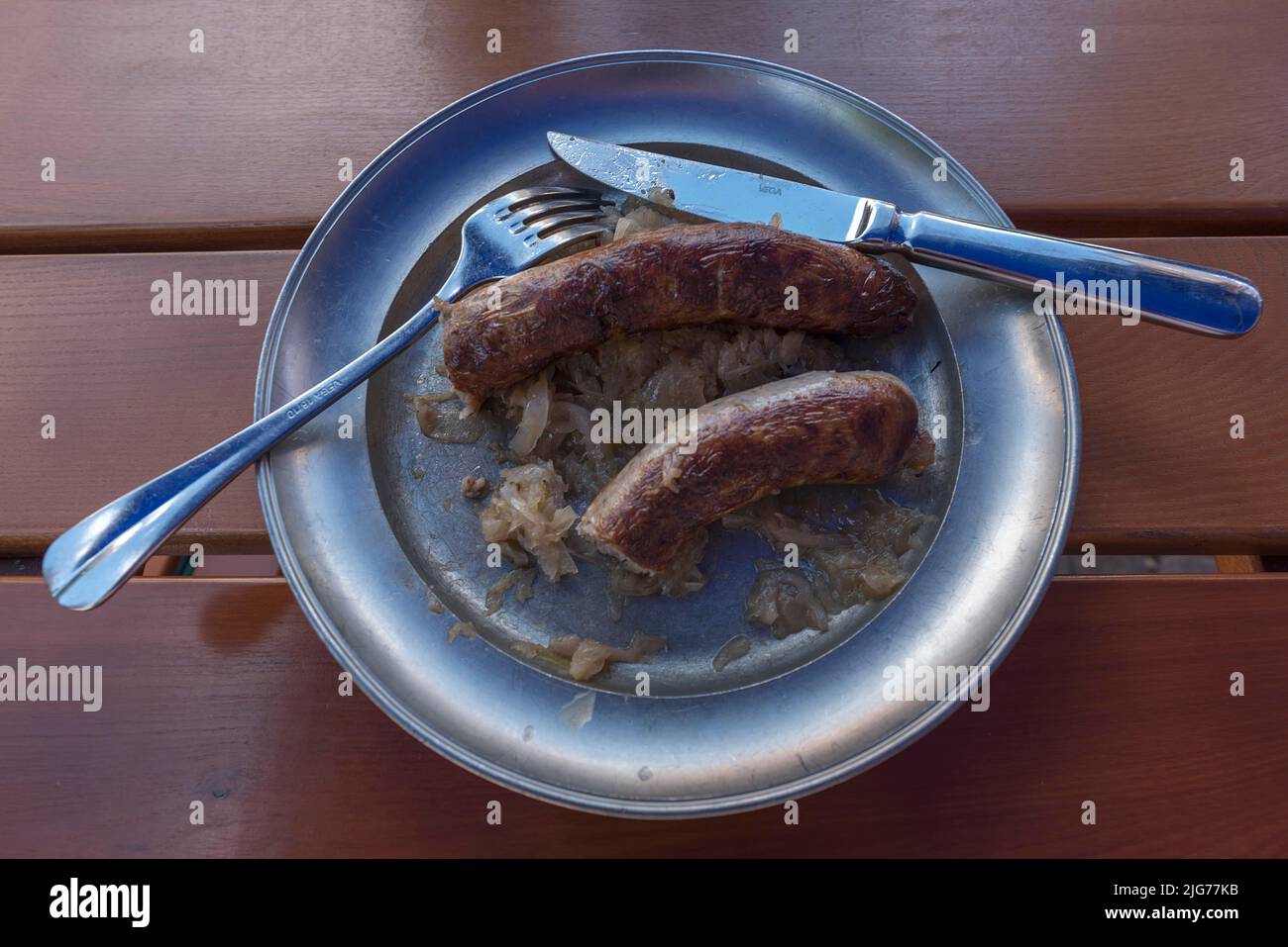 Piatto da cucire con salsicce, crauti e posate della Franconia, Norimberga, Franconia media, Baviera, Germania Foto Stock