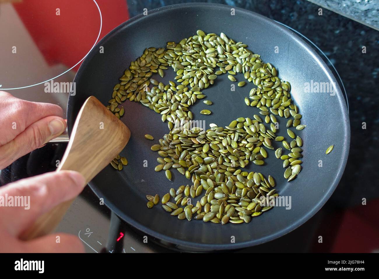 Cucina sveva, preparazione Bubaspitzle con verdure dal forno, tostatura di semi di zucca in padella, salse, salutari, vegetariani, semi Foto Stock