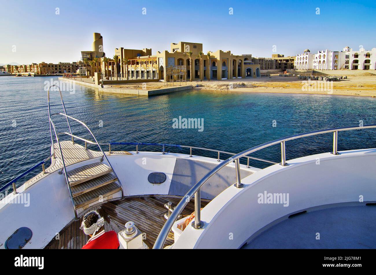 La barca safari subacquea naviga nel porto di Port Ghalib, Mar Rosso, Egitto Foto Stock