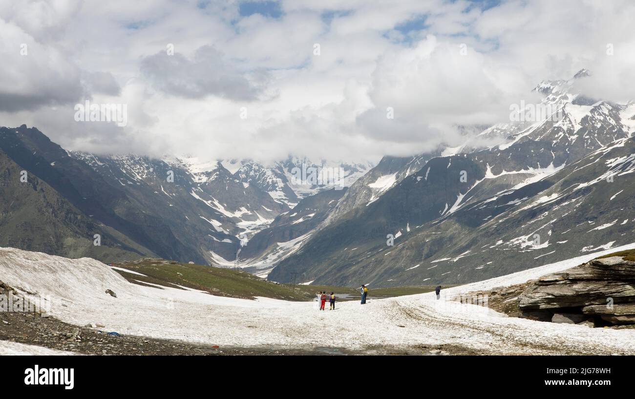 Rohtang Pass coperto di campi da neve in Himalaya, Himachal Pradesh, India Foto Stock