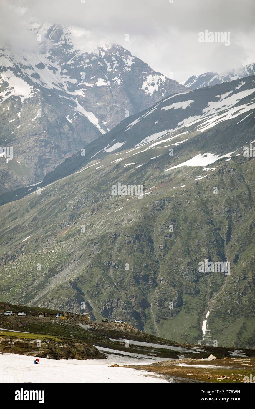 Rohtang Pass coperto di campi da neve in Himalaya, Himachal Pradesh, India Foto Stock
