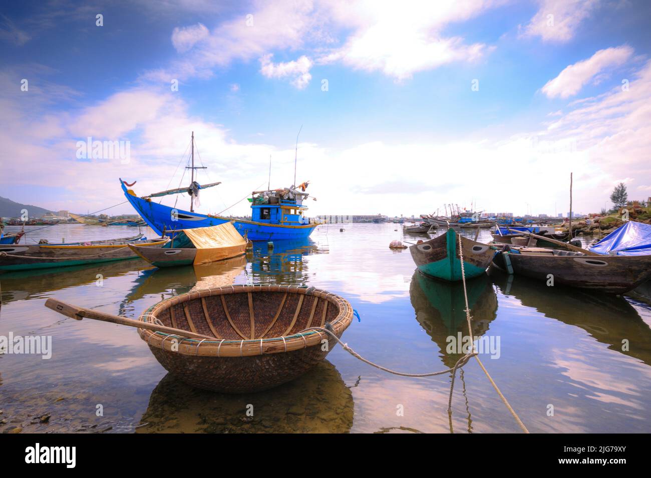 Barche a cestino sulla spiaggia di My Khe a Danang. Piccole barche da pesca vietnamite tradizionali sulla spiaggia di My Khe a Danang, Vietnam. Foto Stock