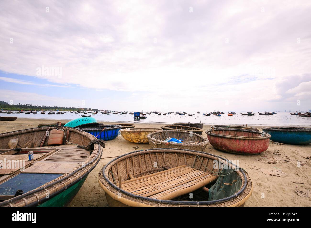 Barche a cestino sulla spiaggia di My Khe a Danang. Piccole barche da pesca vietnamite tradizionali sulla spiaggia di My Khe a Danang, Vietnam. Foto Stock