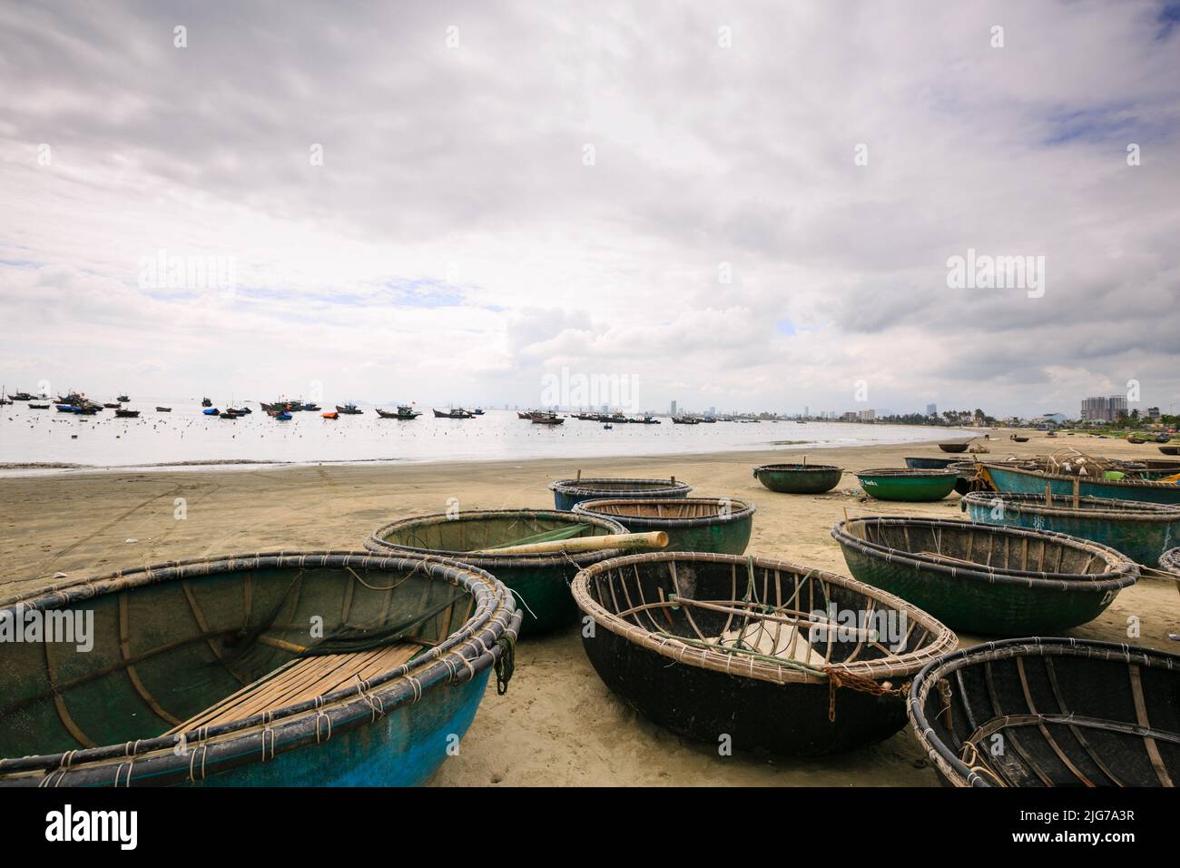 Barche a cestino sulla spiaggia di My Khe a Danang. Piccole barche da pesca vietnamite tradizionali sulla spiaggia di My Khe a Danang, Vietnam. Foto Stock