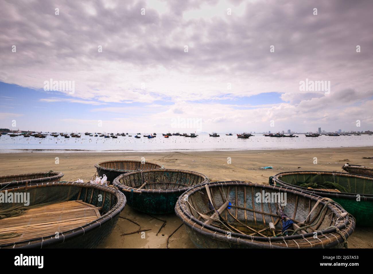 Barche a cestino sulla spiaggia di My Khe a Danang. Piccole barche da pesca vietnamite tradizionali sulla spiaggia di My Khe a Danang, Vietnam. Foto Stock