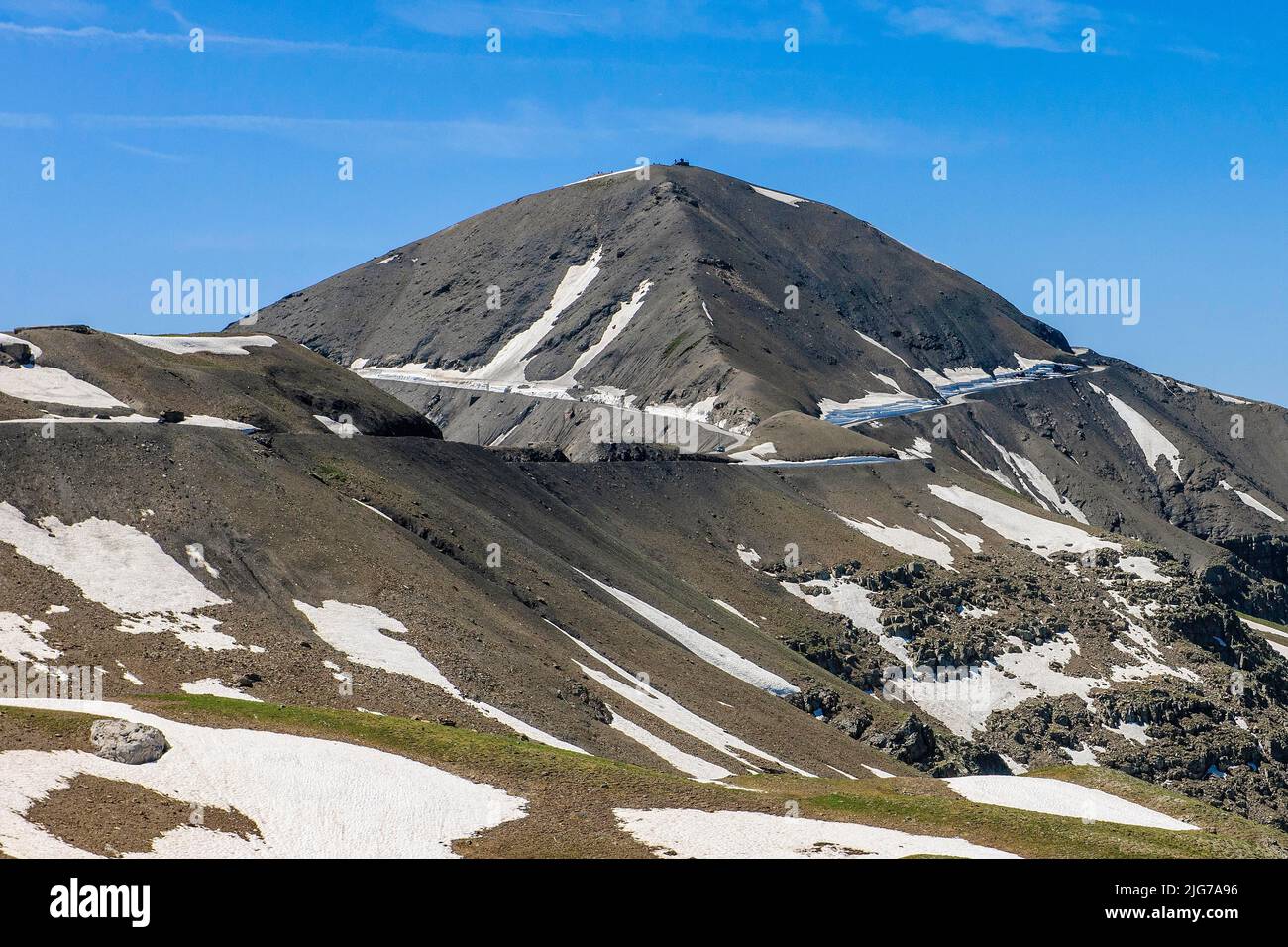 Vista sulla cima della montagna Cime de la Bonette con una piccola piattaforma di osservazione, al centro il passo della montagna col de la Bonette, Route de la Foto Stock