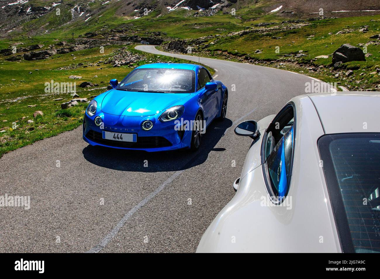 Auto sportiva Renault Alpine in direzione Porsche GT3 sulla strada di montagna, Route de la Bonette, Parco Nazionale del Mercantour, Jausiers Foto Stock