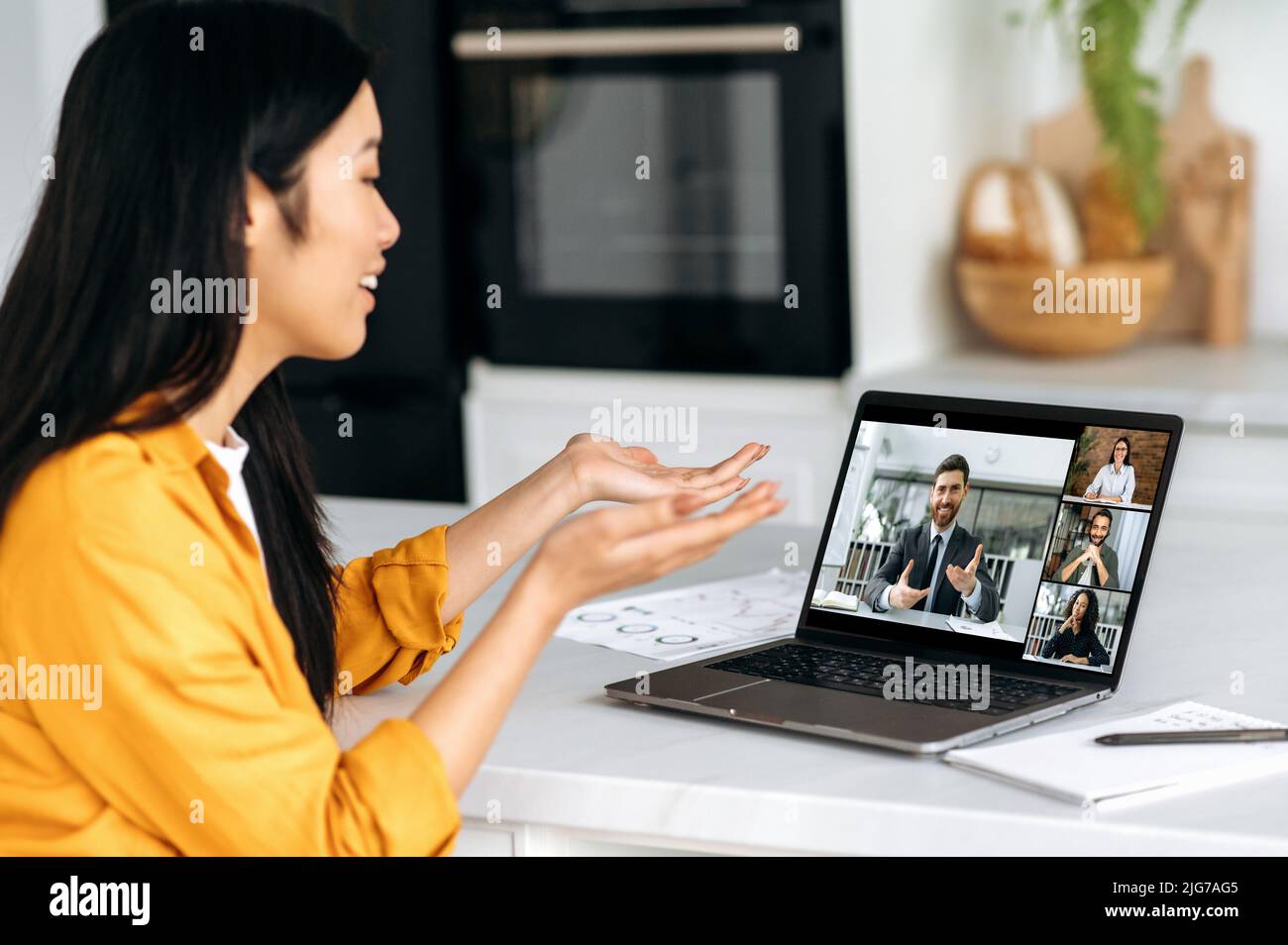 Negoziati commerciali con i partner, briefing. Donna asiatica dipendente aziendale di successo, negoziazione con i suoi colleghi, discussione di problemi di lavoro, pianificazione di una strategia, condivisione di idee, prendere decisioni Foto Stock