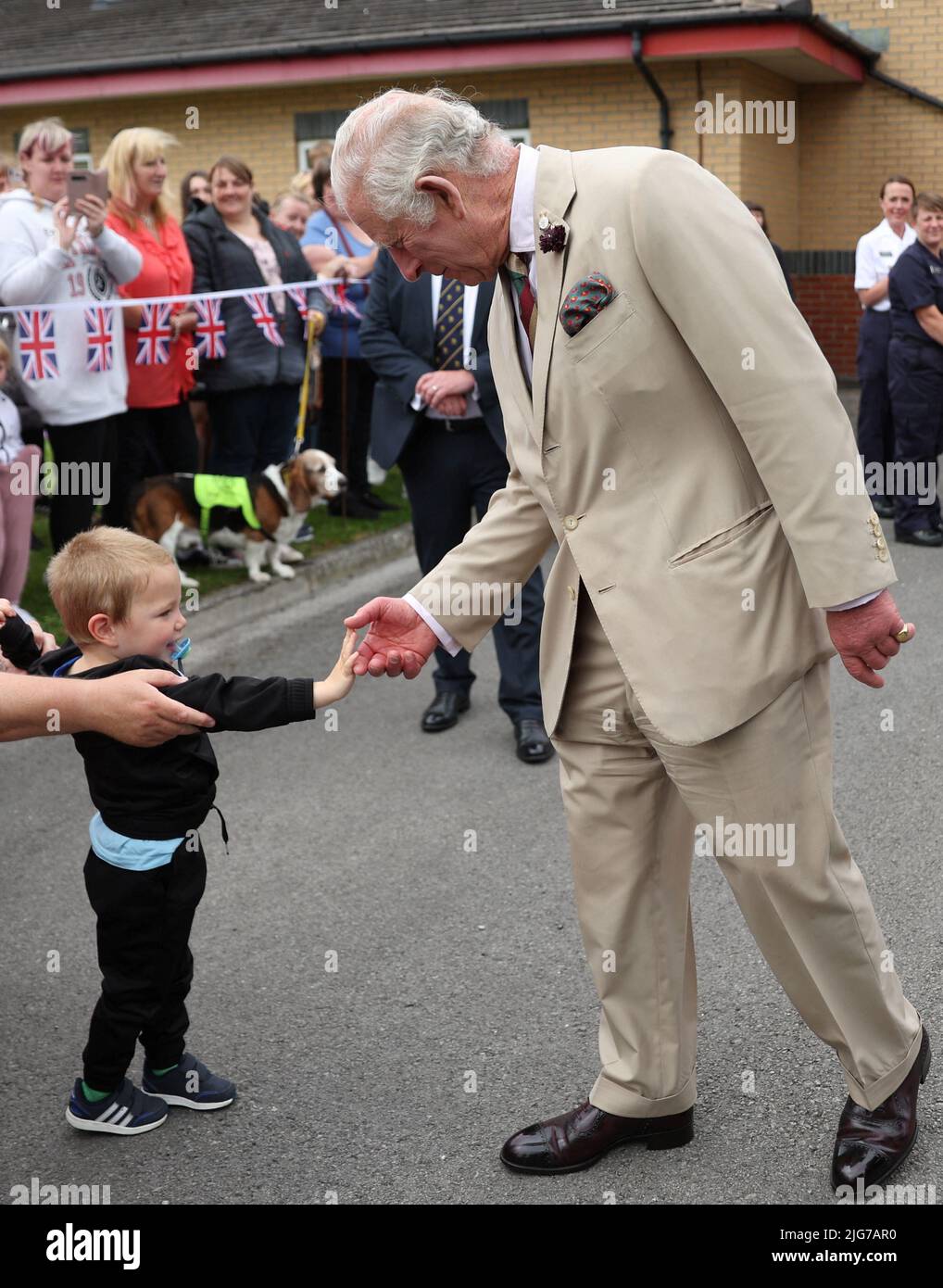 Il Principe di Galles saluta un bambino durante una visita alla stazione dei vigili del fuoco di Morecambe per celebrare i 21 anni di Lancashire Fire and Rescue Service (LFR). Data foto: Venerdì 8 luglio 2022. Foto Stock