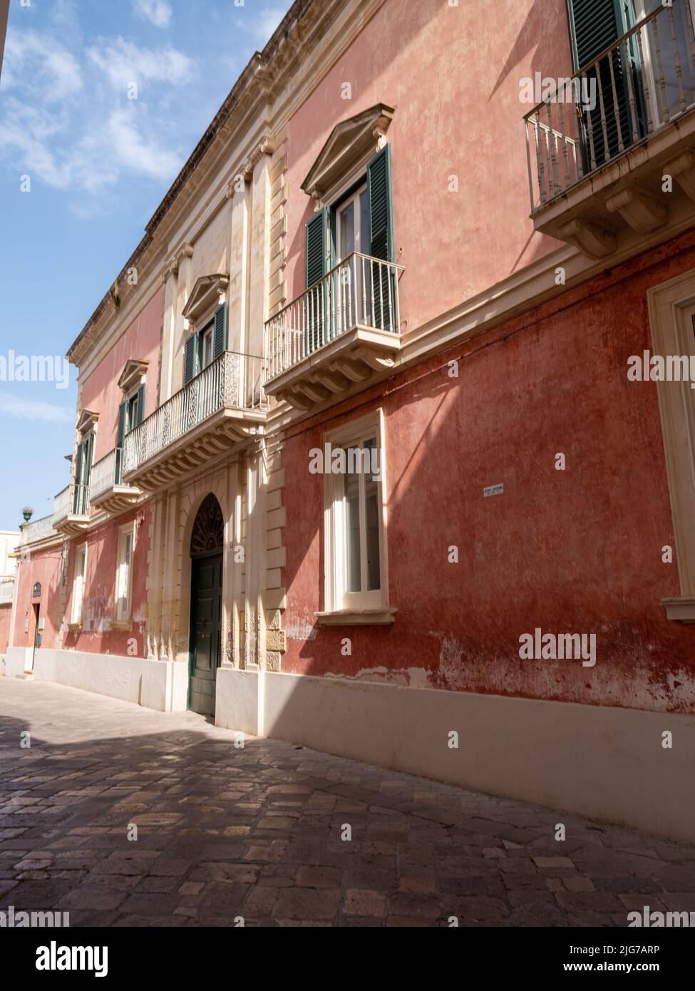 Vista ad angolo di un palazzo ben mantenuto o di un palazzo privato di nobiltà locale nella città pugliese di Nardo in provincia di Lecce in Puglia Foto Stock