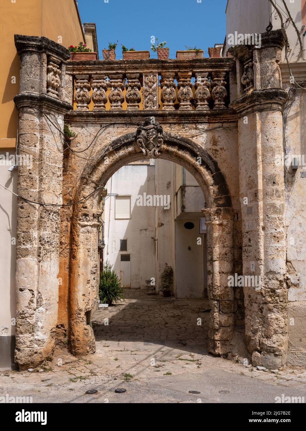 Ingresso ornato a un complesso familiare con un enorme cancello ad arco con elaborati disegni nel centro storico di Nardo, Puglia, Italia Foto Stock