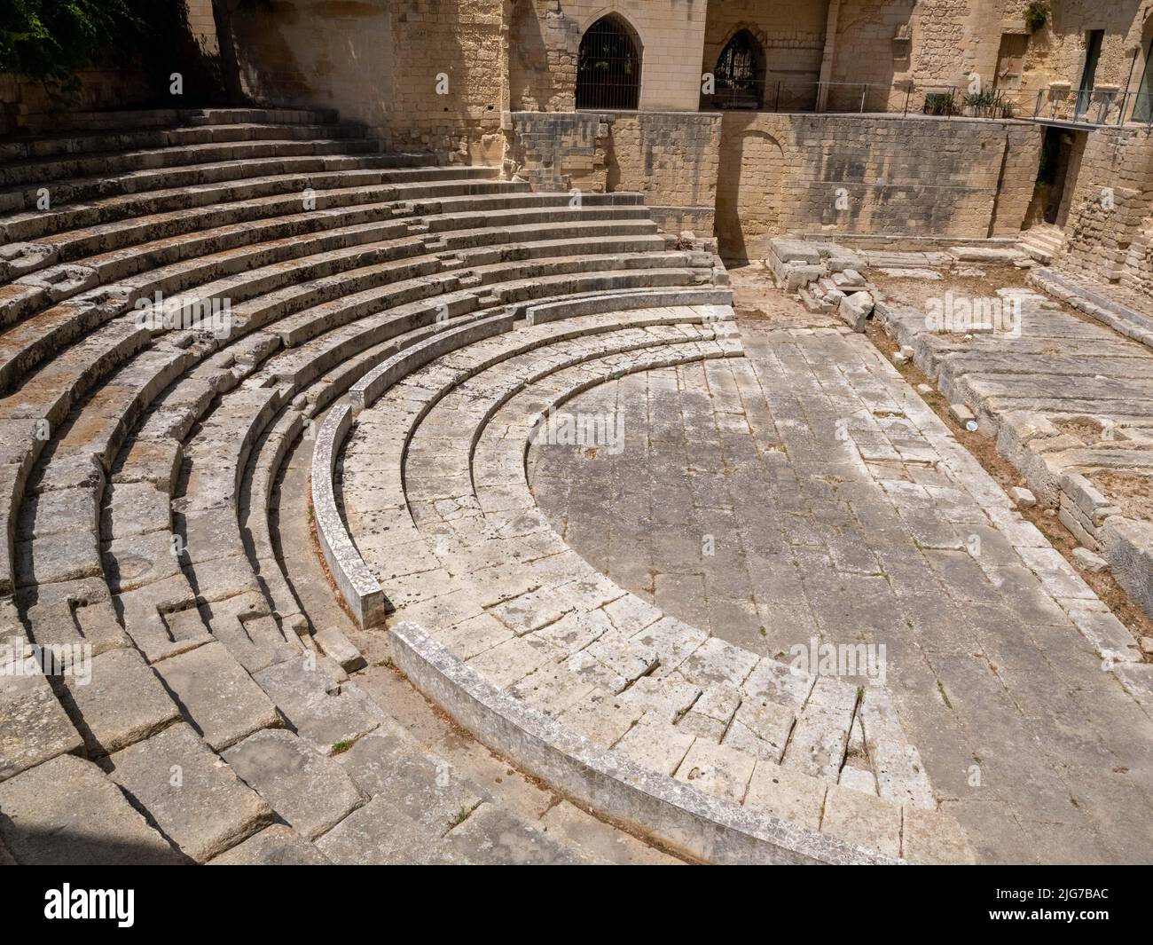 Antiche rovine romane di un teatro ben conservato nella città pugliese nel sud dell'Italia Foto Stock