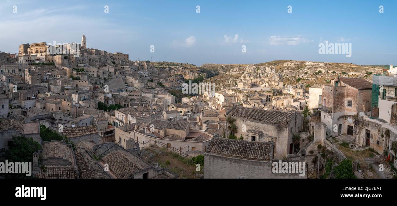 Vista panoramica dei sassi o del centro storico di Matera, Basilicata, Italia con la sua cattedrale e le case scavate nelle colline circostanti. Foto Stock