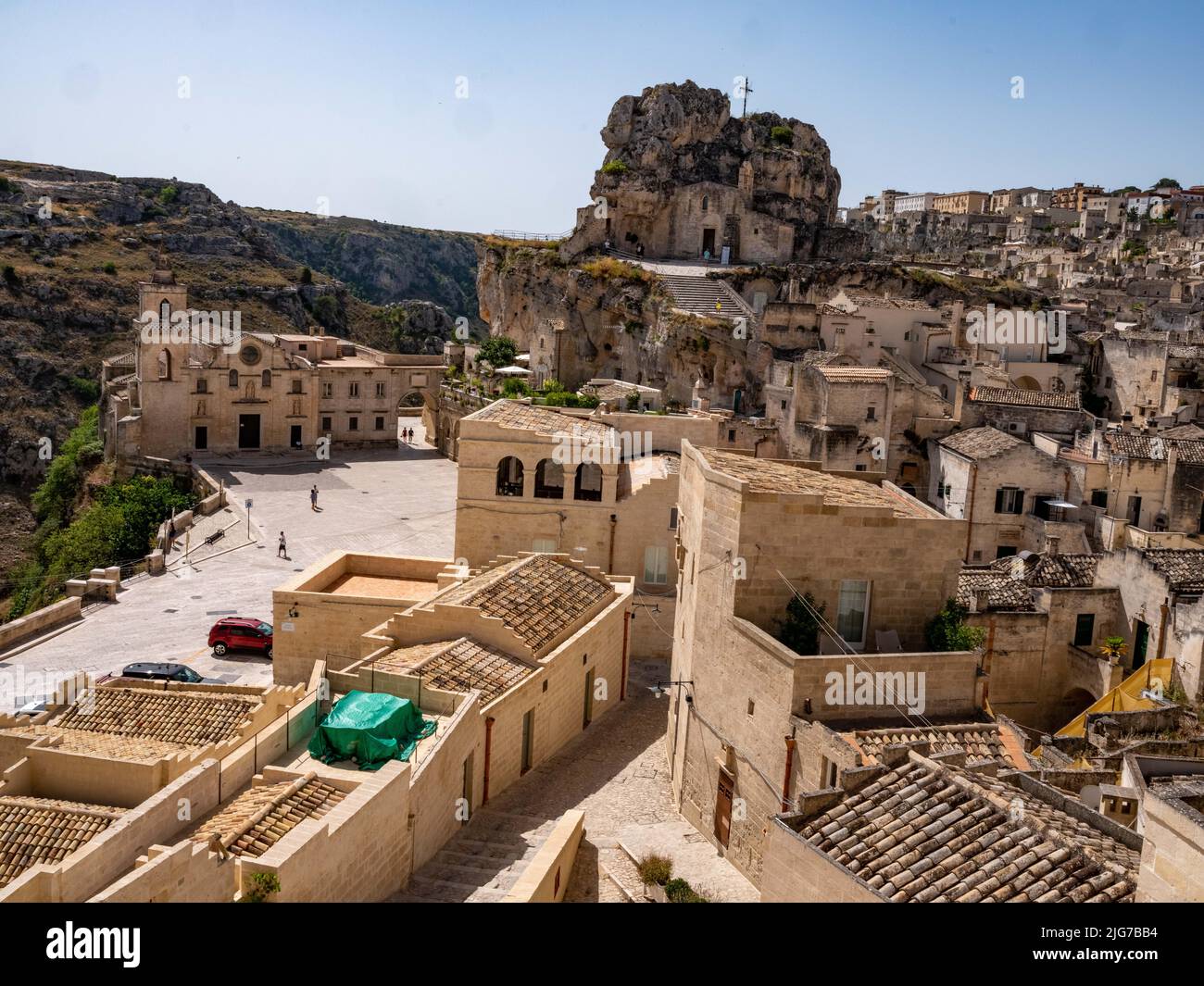 Vista panoramica dei Sassi di Matera, le antiche abitazioni rupestri e la città vecchia di Matera, Italia che risale al Paleolitico Foto Stock