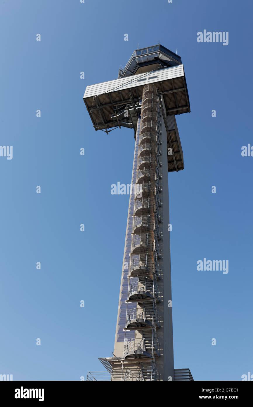Torre contro un cielo blu, controllo del traffico aereo tedesco, aeroporto di Duesseldorf, Renania settentrionale-Vestfalia, Germania Foto Stock