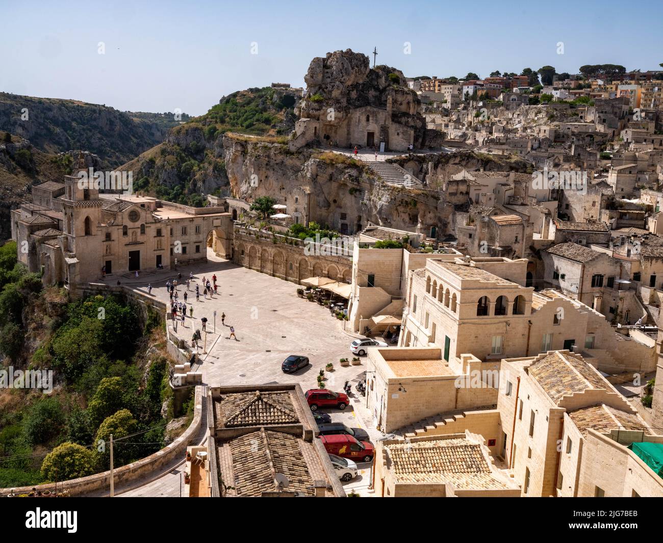 Vista panoramica dei Sassi di Matera, le antiche abitazioni rupestri e la città vecchia di Matera, Italia che risale al Paleolitico Foto Stock