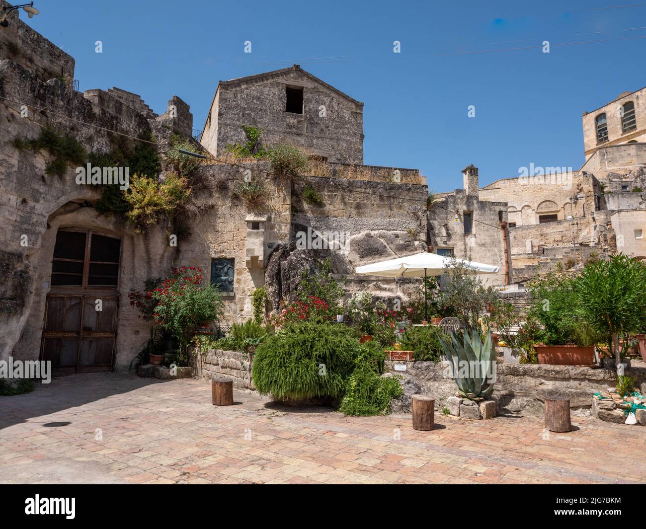 Vista panoramica dei Sassi di Matera, le antiche abitazioni rupestri e la città vecchia di Matera, Italia che risale al Paleolitico Foto Stock