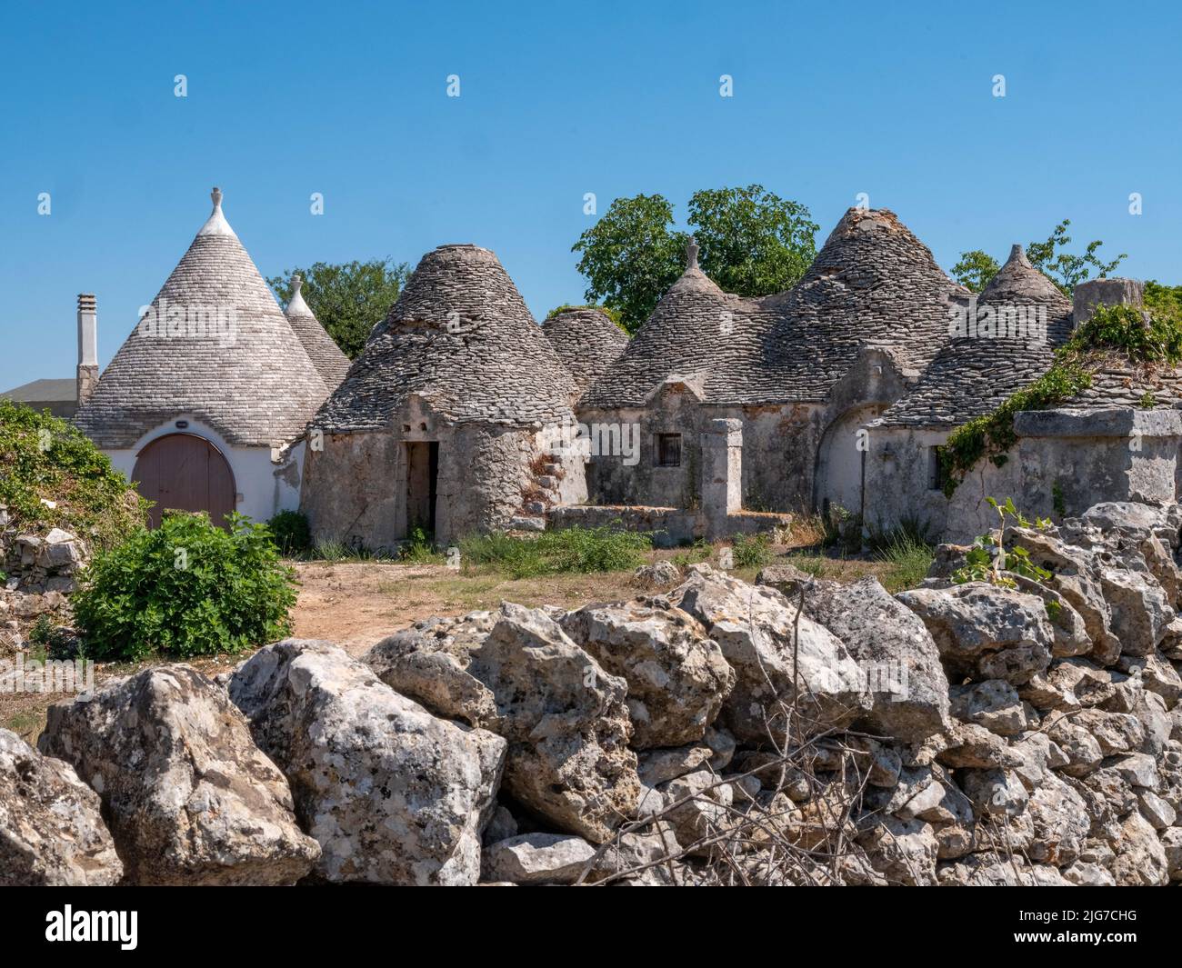Trulli case della regione Puglia di Alberobello con tetti conici originari di epoca preistorica realizzati in massi calcarei e senza mortar Foto Stock