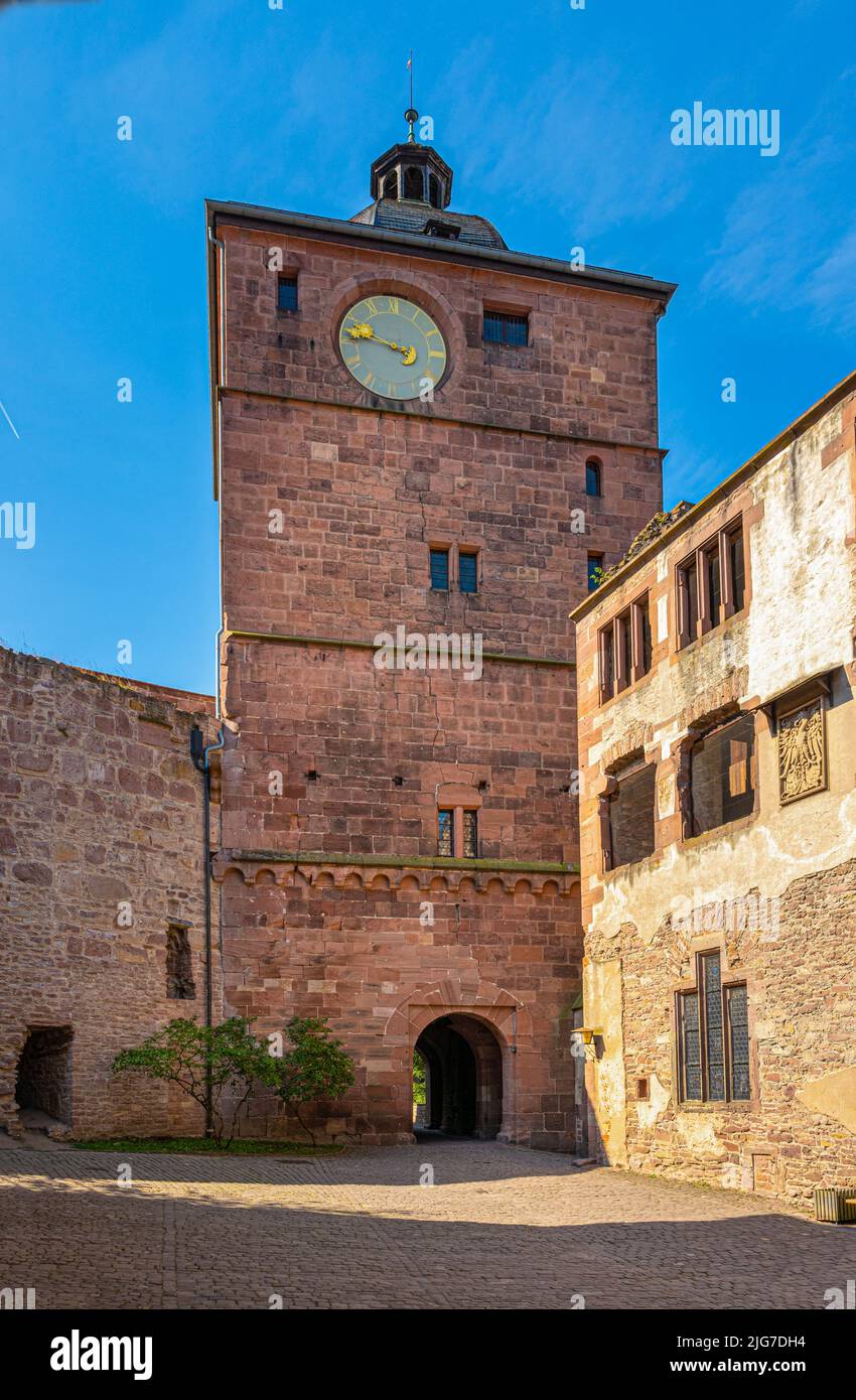 Vista della torre di guardia e l'edificio Ruprechts del Castello di Heidelberg. Baden Wuerttemberg, Germania, Europa Foto Stock