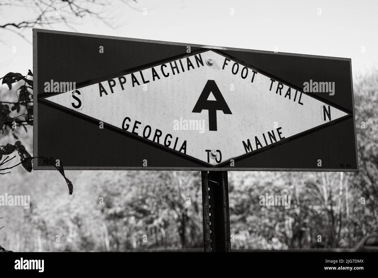 Appalachian Trail segno direzionale su palo in bianco e nero. Foto Stock