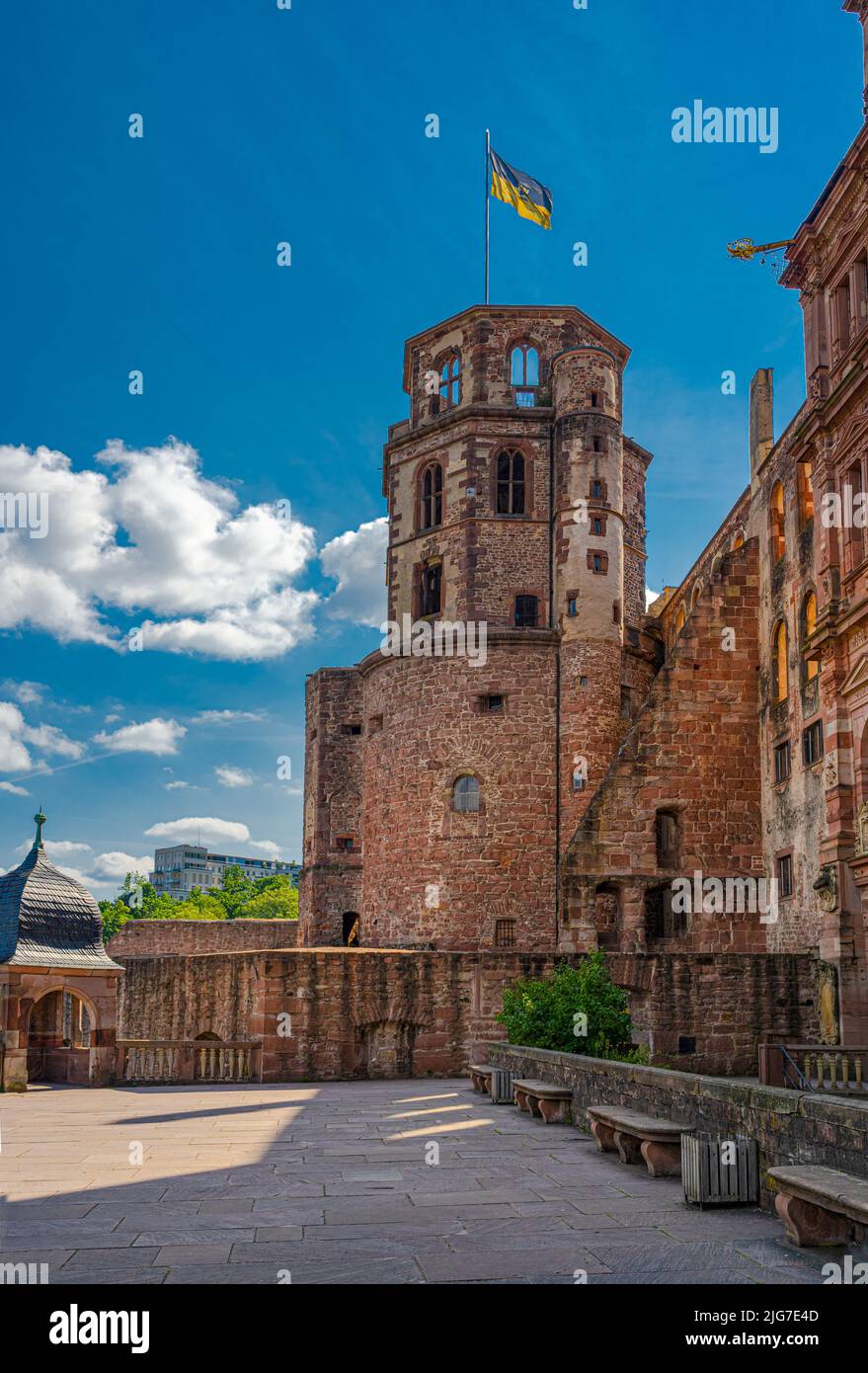 Vista sul campanile ottagonale dalla terrazza del Castello di Heidelberg. Baden Wuerttemberg, Germania, Europa Foto Stock