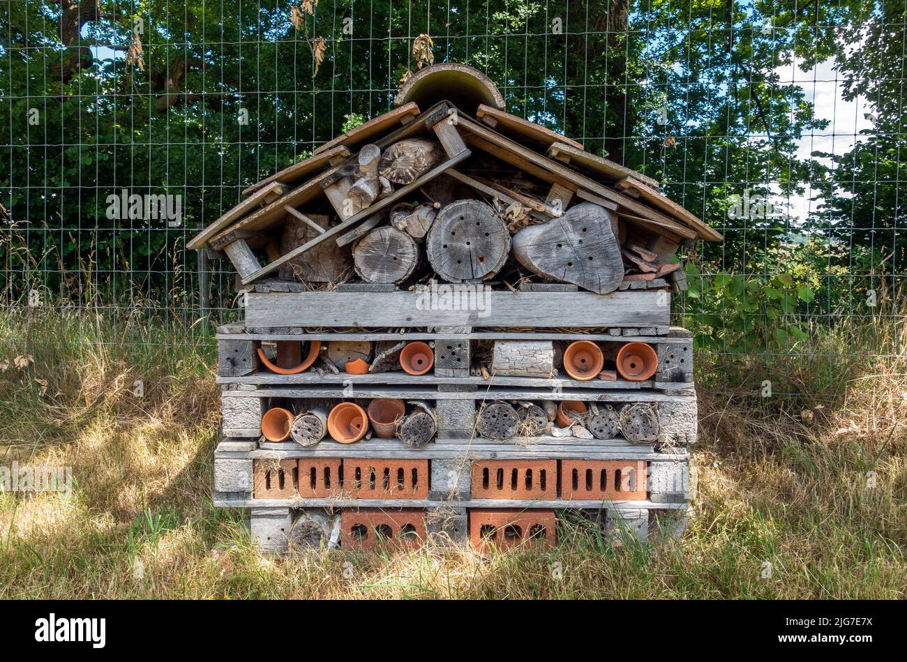 Un grande hotel in mattoni e legno offre un rifugio sicuro per la fauna selvatica Foto Stock