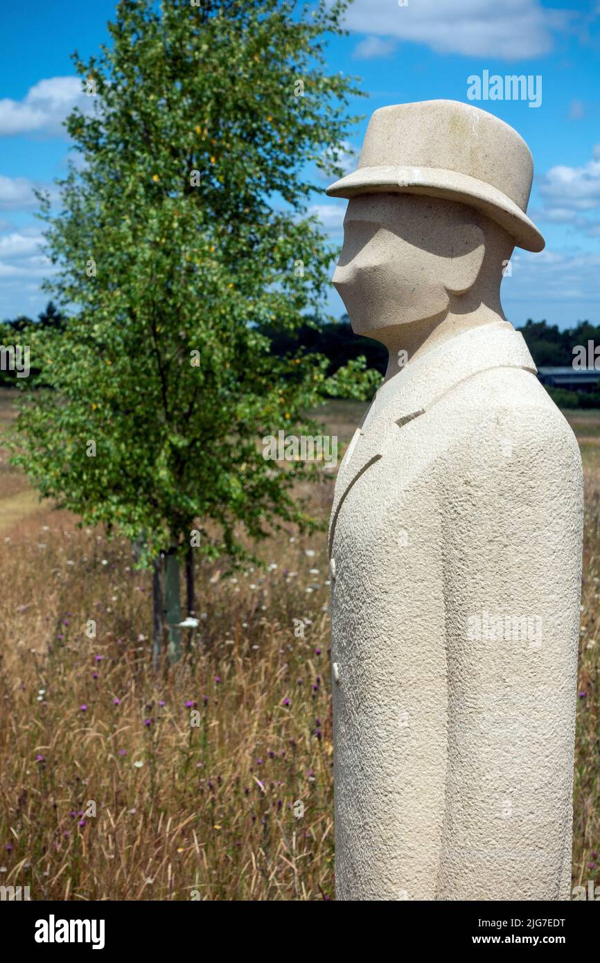 Il reggimento degli alberi (2017-2019) sculture in pietra arenaria Hill House Edge scolpite da Patrick Walls a Langley vale Centenary Wood, Epsom, Surrey, Inghilterra Foto Stock