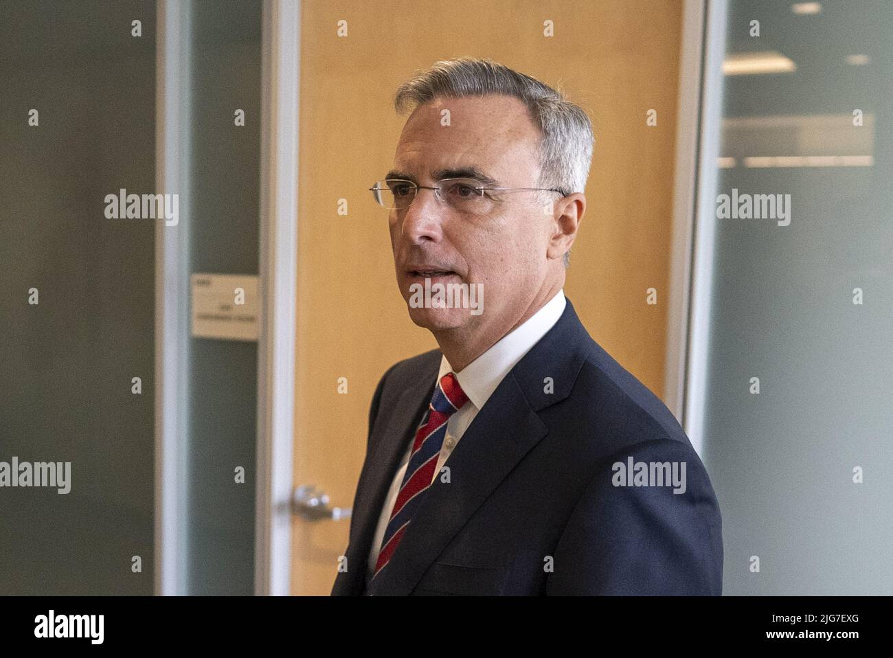 Washington, Stati Uniti. 08th luglio 2022. L'ex amministrazione Trump il consigliere della Casa Bianca Pat Cipollone entra nell'edificio degli uffici della Casa di o'Neill per testimoniare davanti al comitato di gennaio 6 a Washington, DC venerdì 8 luglio 2022. Foto di Ken Cedeno/UPI Credit: UPI/Alamy Live News Foto Stock