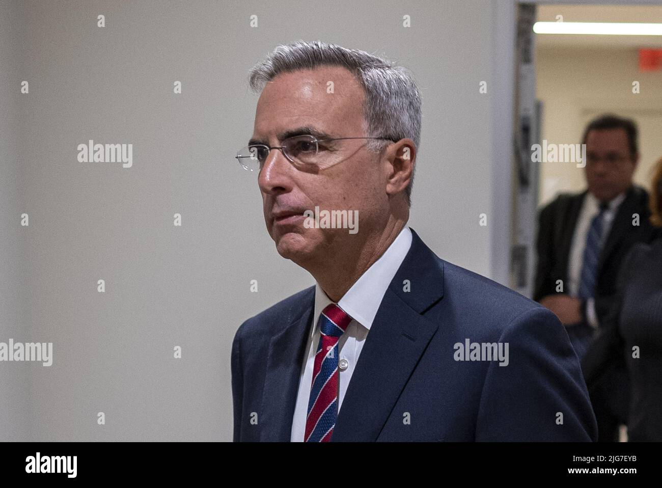 Washington, Stati Uniti. 08th luglio 2022. L'ex amministrazione Trump il consigliere della Casa Bianca Pat Cipollone entra nell'edificio degli uffici della Casa di o'Neill per testimoniare davanti al comitato di gennaio 6 a Washington, DC venerdì 8 luglio 2022. Foto di Ken Cedeno/UPI Credit: UPI/Alamy Live News Foto Stock