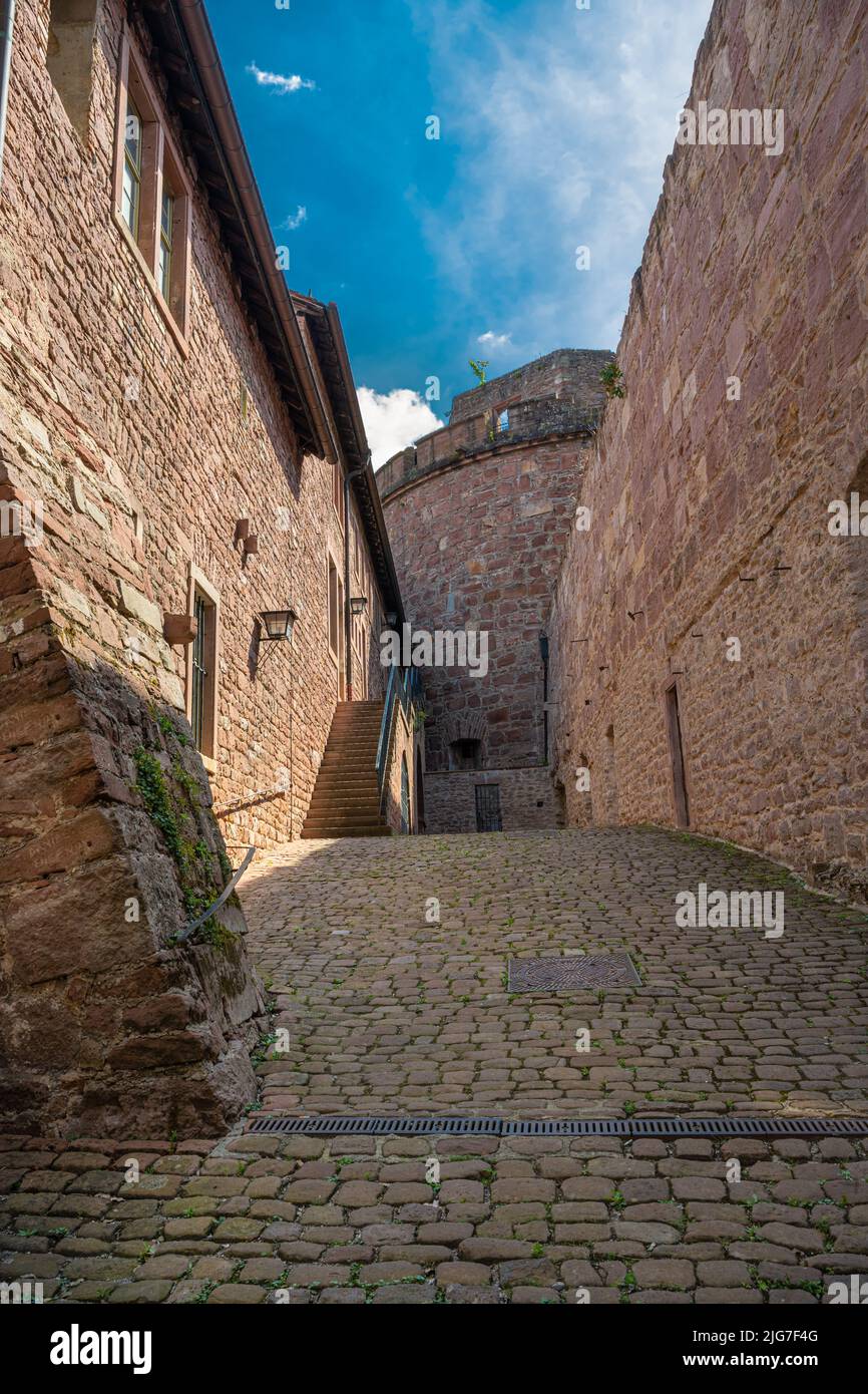 La strada per la torre soffiata nel castello di Heidelberg. Baden Wuerttemberg, Germania, Europa Foto Stock