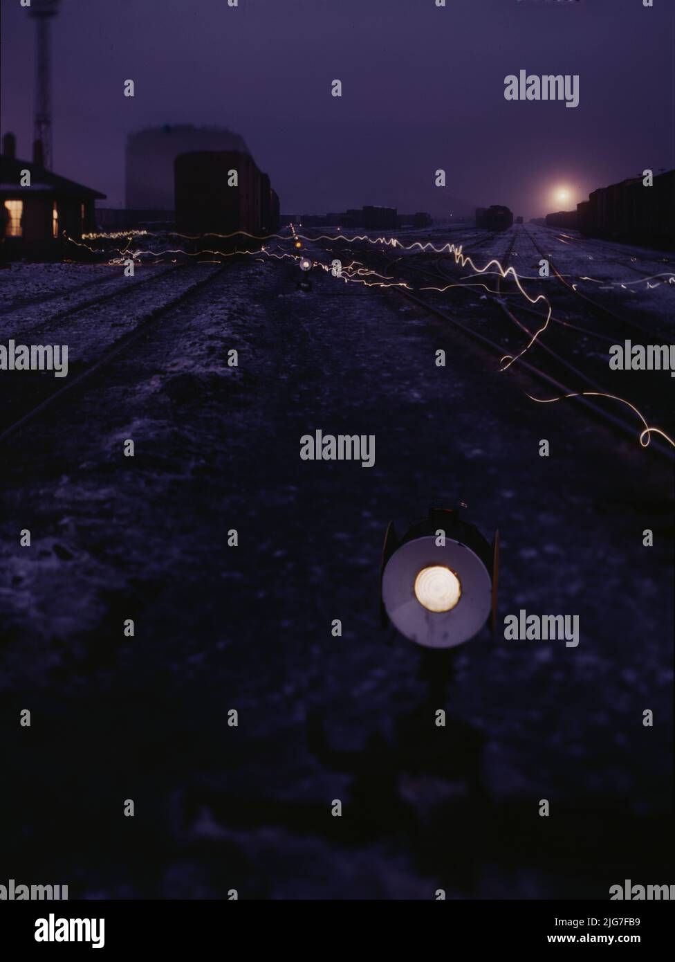 Visualizza in un cantiere di partenza a C&amp; NW RR [es Chicago e North Western Railroad's] Proviso (?) Iarda al crepuscolo, Chicago, Ill. Foto Stock