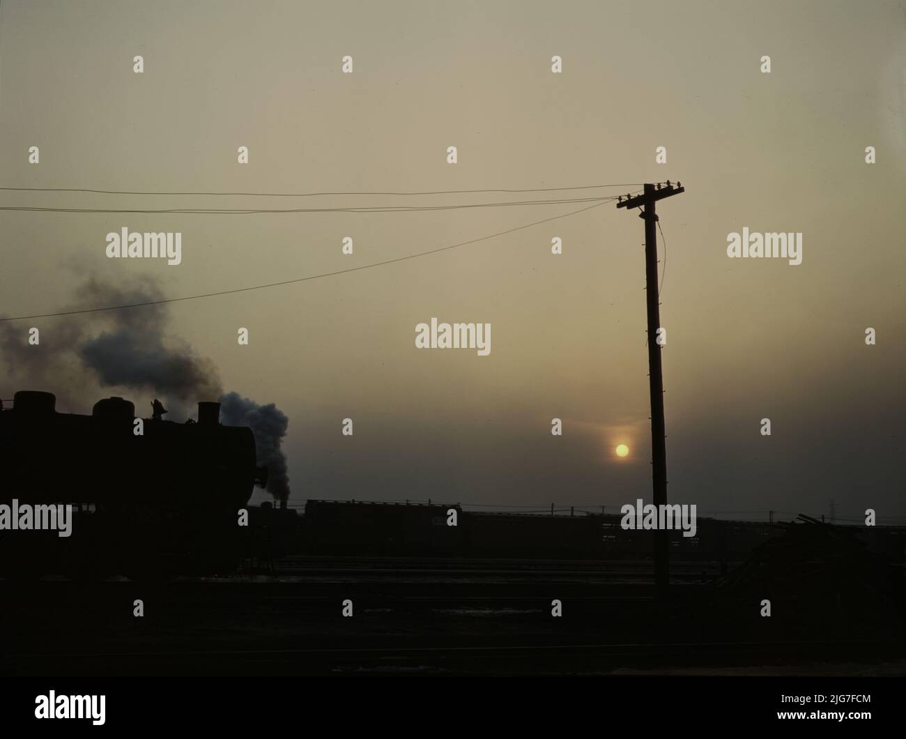 Visualizza in un cantiere di partenza a C&amp; NW RR [es Chicago e North Western Railroad's] proviso(?) Iarda, al crepuscolo, Chicago, Ill. Foto Stock